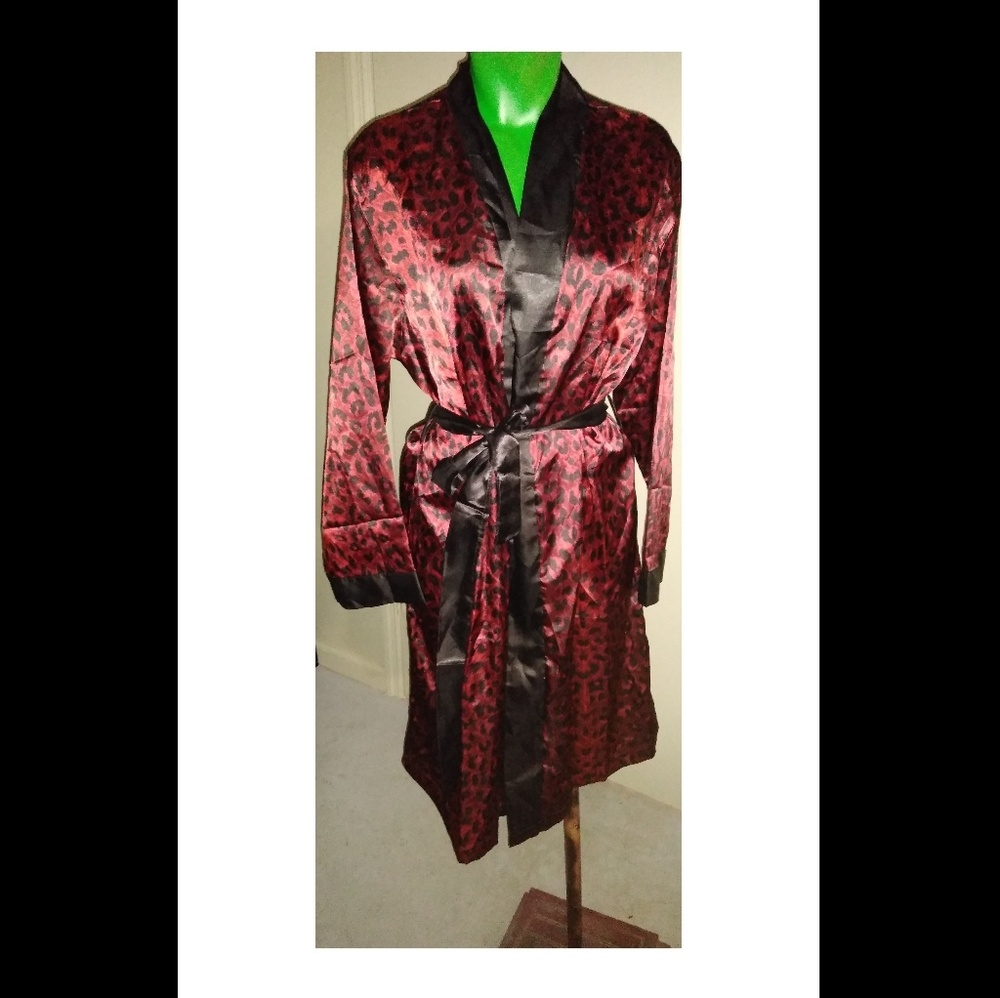 EUC! Winlan women's silk like robe size L